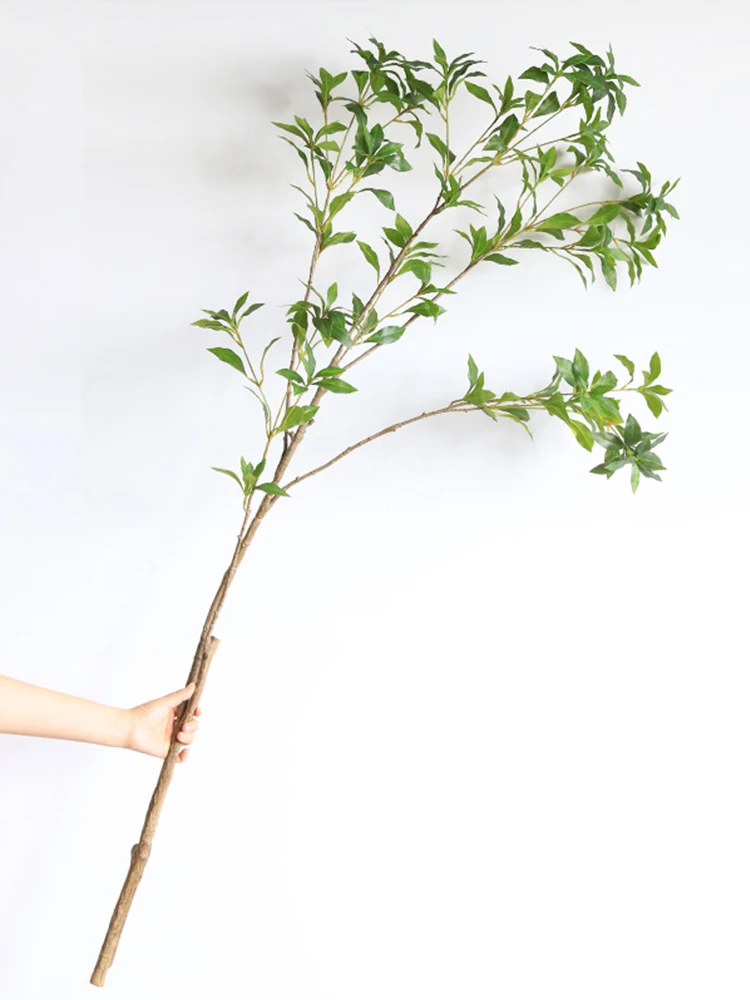 北欧風 フェイク吊るし植物：緑の枝と葉っぱで実現する室内装飾のシンプルさ