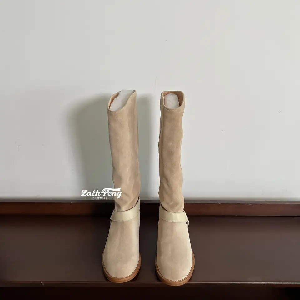 デザイン性の高い牛革製ウェスタンブーツ【マーチンブーツ・ラウンドトゥ・ミッドカット・スエード仕上げ】