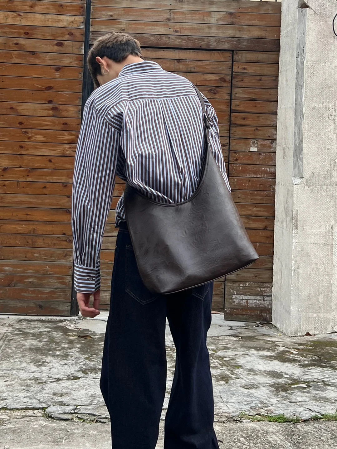 肩掛けトートバッグ：レトロスタイルの三角形デザインで日常使いを軽く