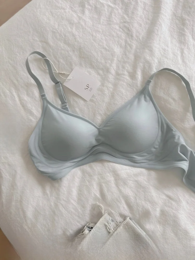 極上の柔らかさ 薄手ノンワイヤーブラジャー：バストケアと垂れ乳防止の実用性を検証