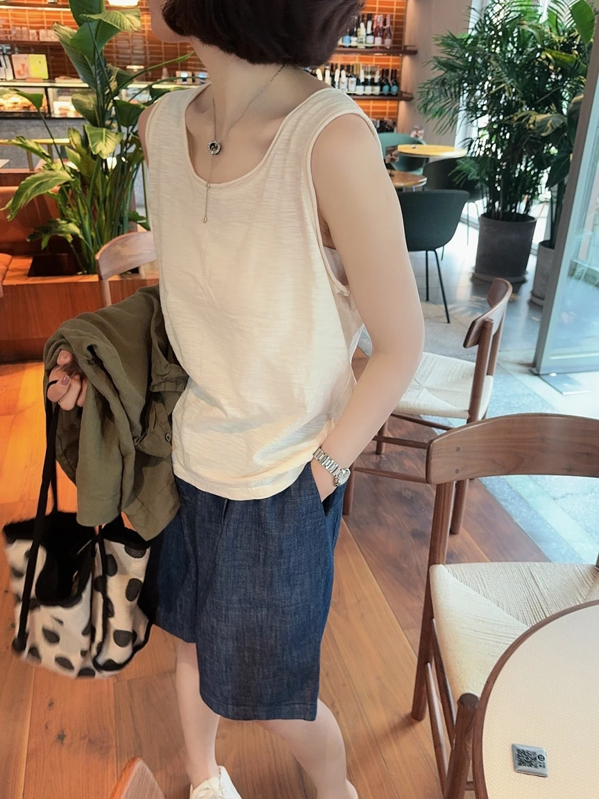 40代のショートパンツはどう選ぶ？通勤から夏の日常まで、1本で解決する理想的なアイテムとは