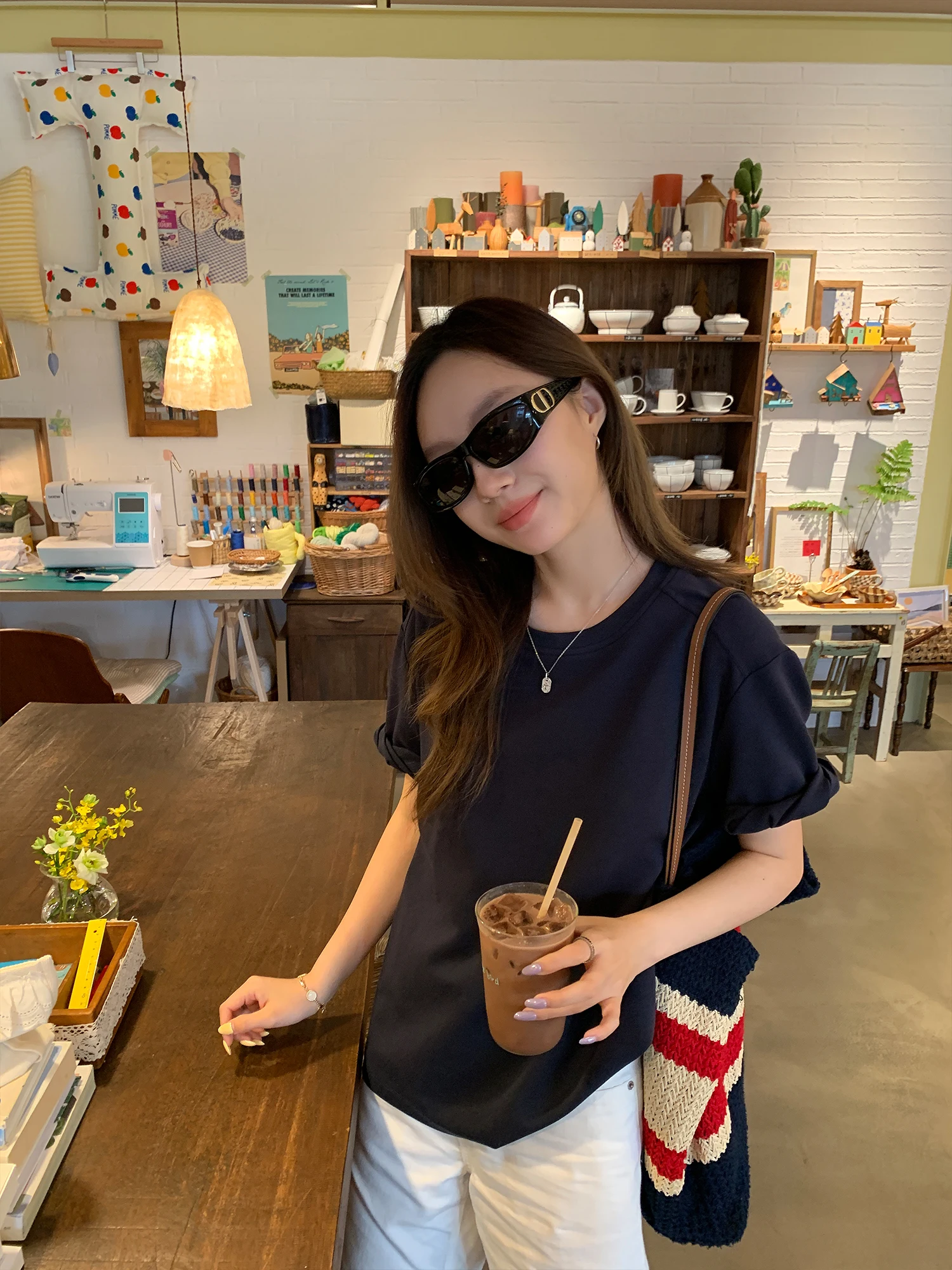 立体的なねじれ袖Tシャツ：柔光棉フリルエッジで快適な夏の着心地を実現