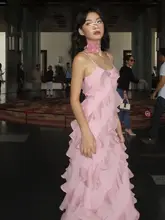 リゾートスタイルのフラワーレースキャミソールドレス【ウエストマーク・流れるデザイン・花柄】