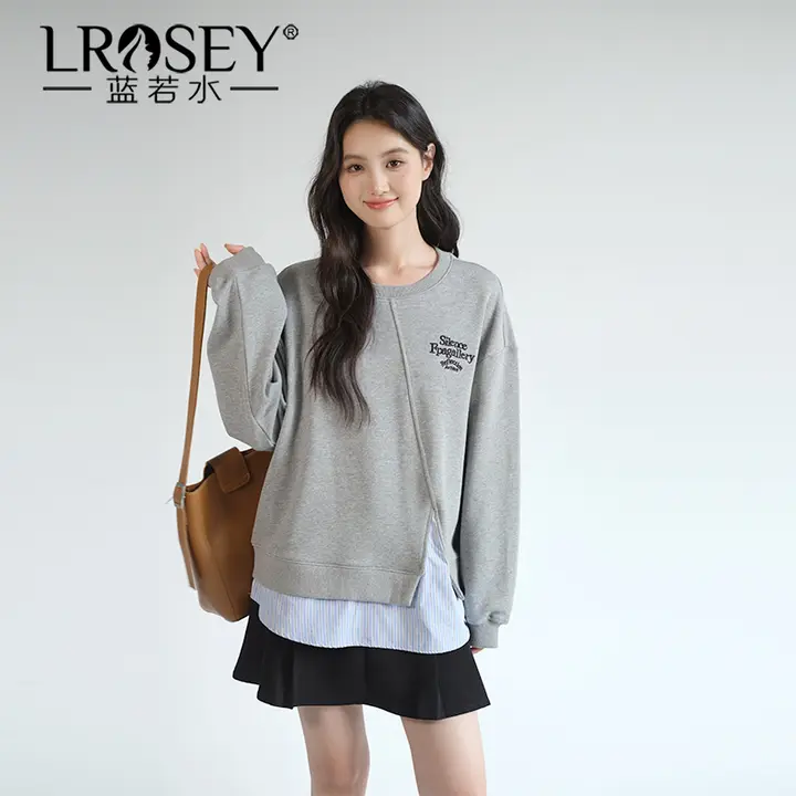 ストライプ柄刺繍入りグレーのスウェットトップス【春季用・ゆったりシルエット・大きいサイズ】（セットアップ対応）