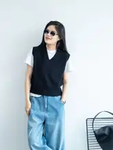 春用のシンプルな杏色ニットVネックベスト【ウエストシェイプ・重ね着対応】
