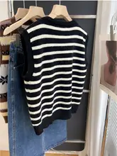 おしゃれなノースリーブニットベスト【秋用・黒白ストライプ・重ね着デザイン】