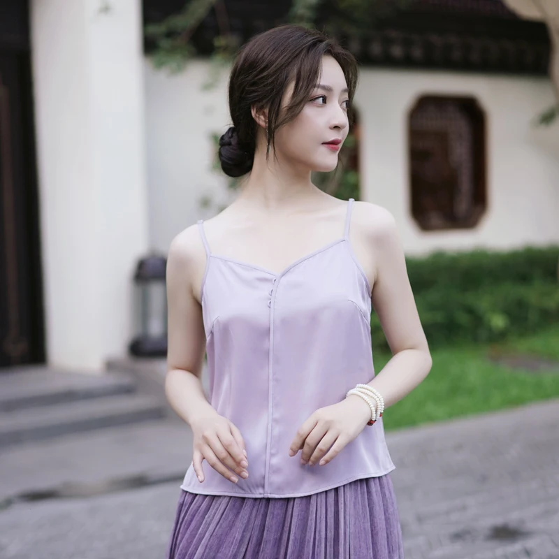 大人可愛い服 50代コーデの本質とは？シルクキャミソールで実現する優雅な日常