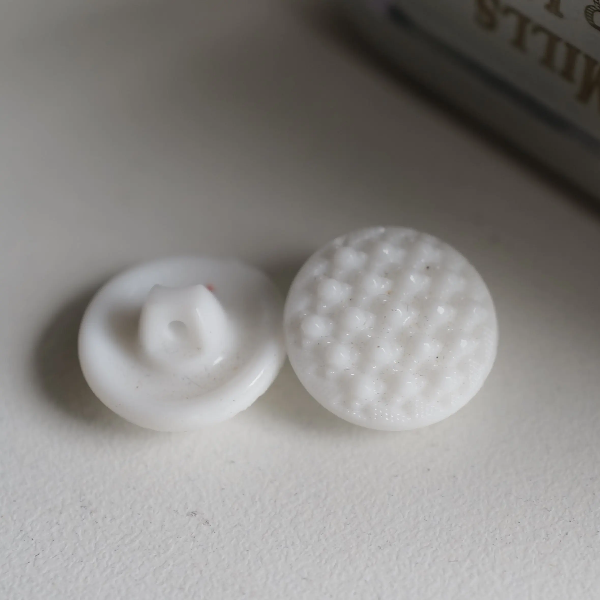 ドイツ製ビンテージ乳白色不透明ガラスボタン：立体的なテクスチャーと高耐久性の実用性