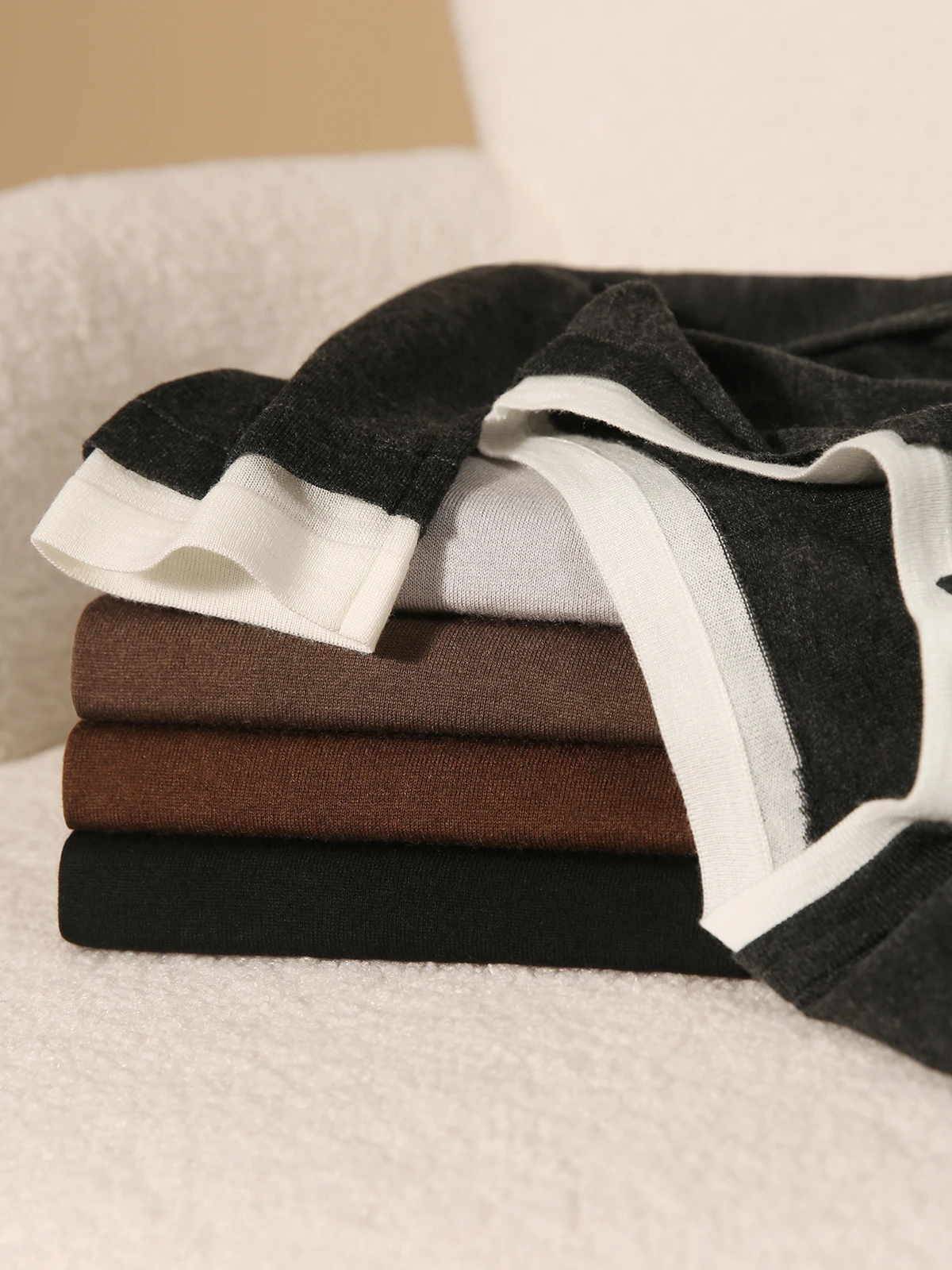 通勤の毎日をぐっと整える、Tシャツの下に着る長袖はどんなもの？