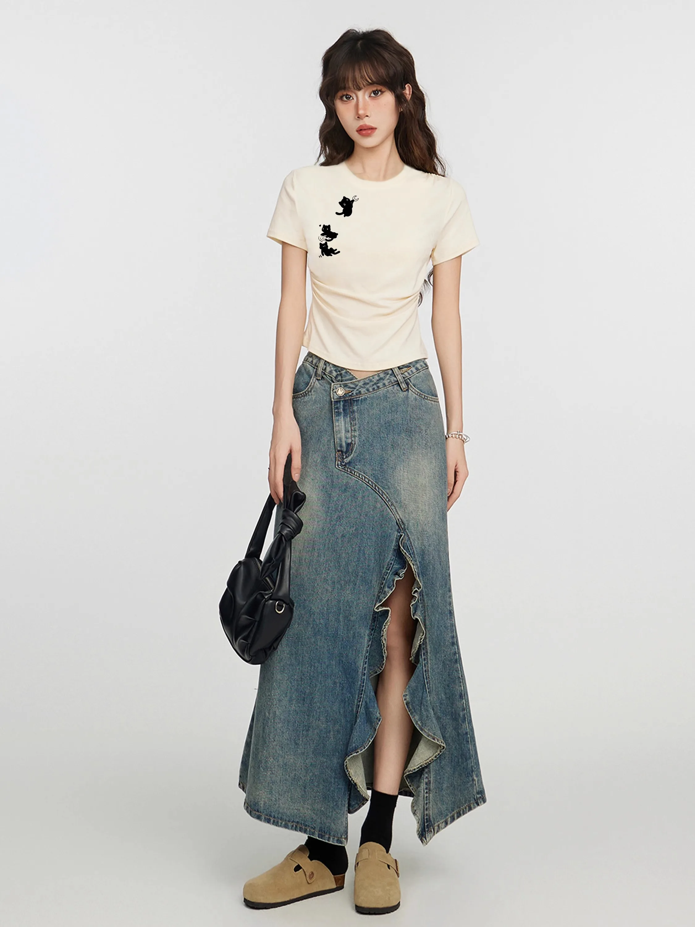大人可愛い服 50代コーデ 完全ガイド｜ネコ柄Tシャツで実現するシック甘辛のバランス