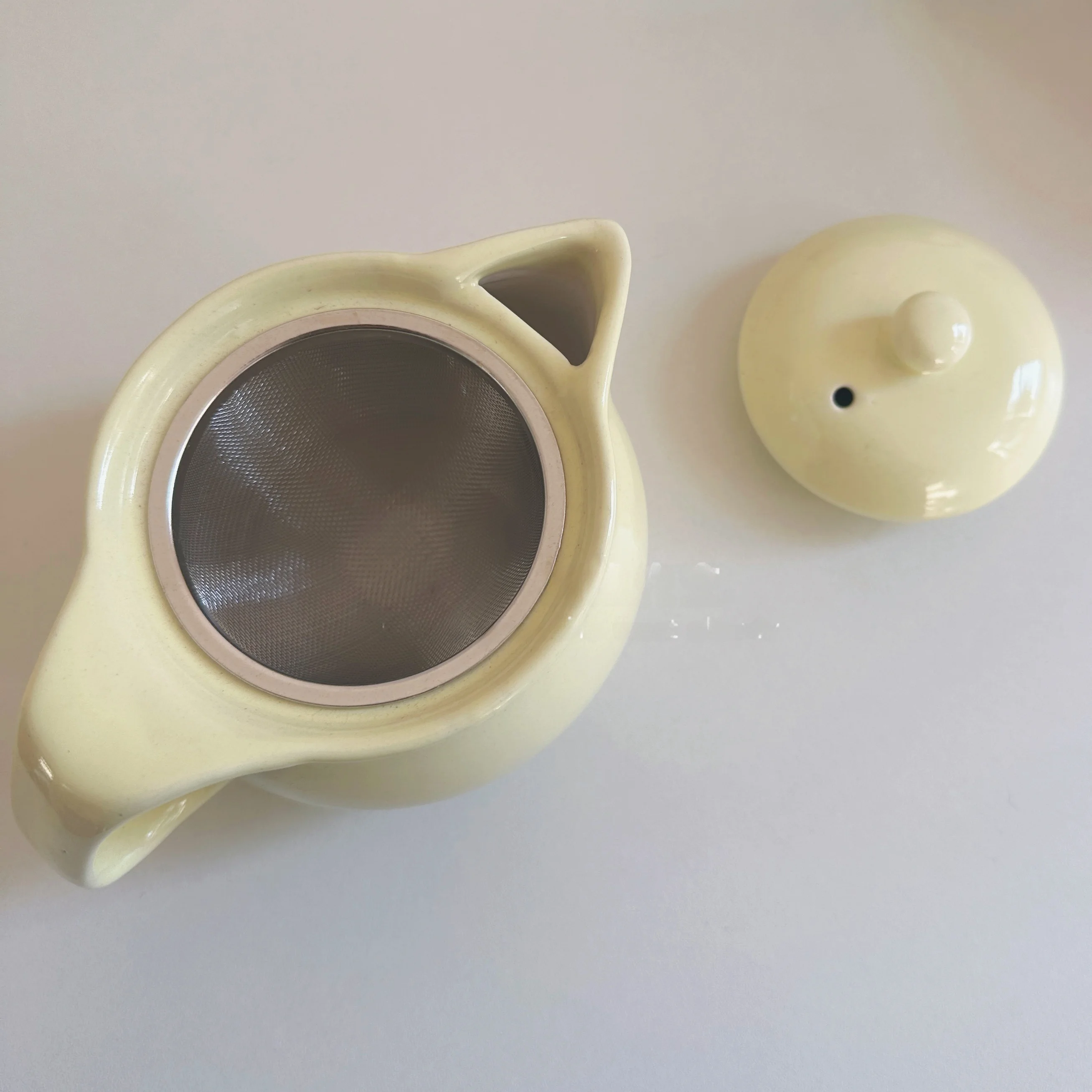 シンプルデザインの陶器製ティーポット：蓋付きマカロンカラーで家庭での日常使いを実現