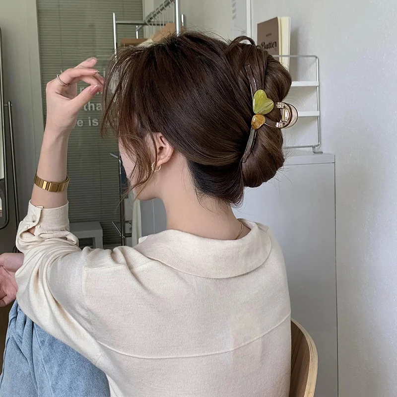 こめかみコリコリに悩むあなたに、今すぐ使えるヘアアクセサリーは？