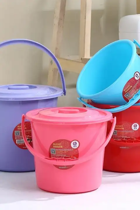 厚手プラスチック製小型バケツ【持ち手付き・フタ付き・多機能・キャンプや洗車に最適】