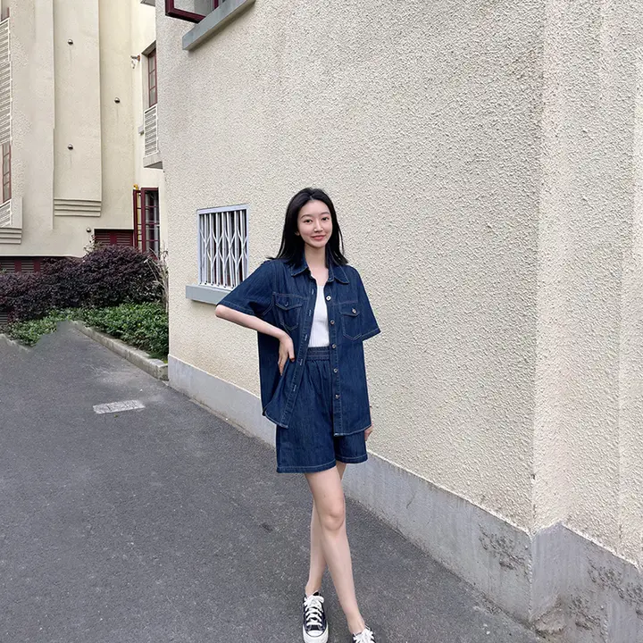 カジュアルなショートスリーブデニムシャツ【ゆったりフィット・ハイウエスト・ワイドパンツ・セットアップ対応】