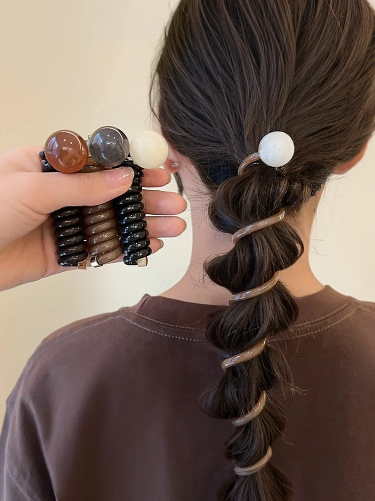 こぶ結びの定番アイテム：レトロな電話線風ヘアゴムの実用性と使い方