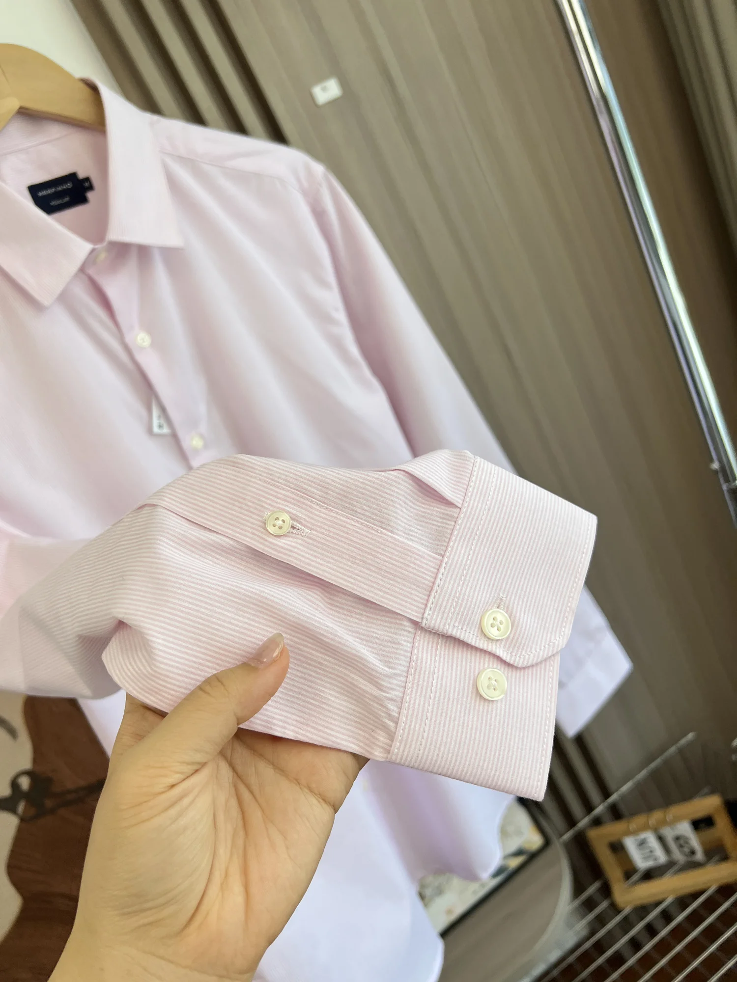 メンズ ベージュ シャツはどんな色か？実際の着用感で解明