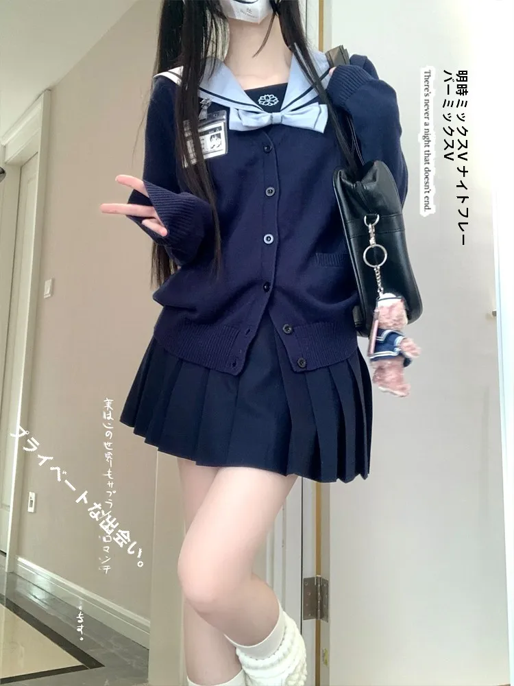 25度の日に高校生が着る服は？日系水色セーラー服が通学と遊びで活躍する理由