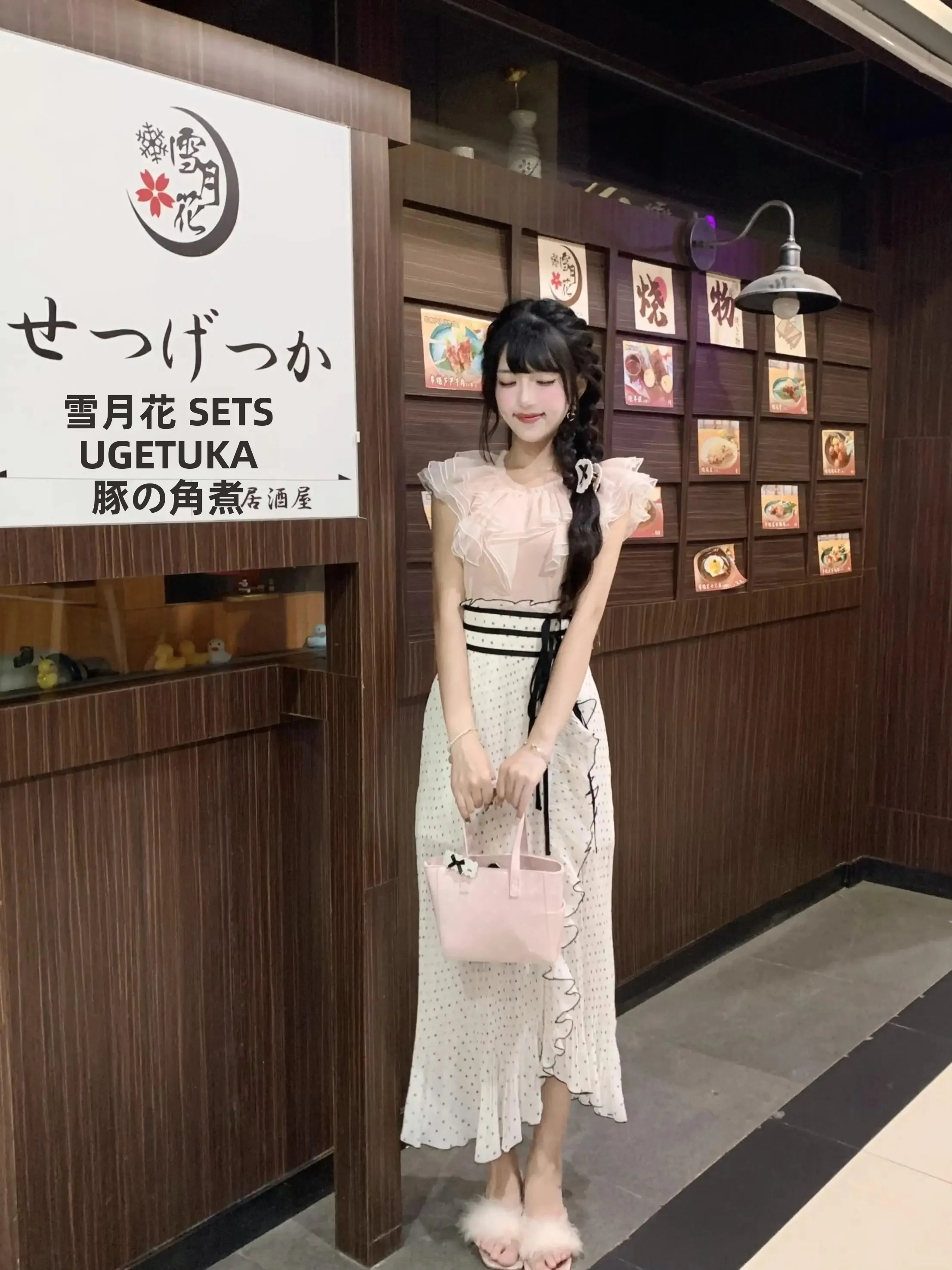 ママ友飲み会のドレス選びで迷うなら、この1着で解決できる？