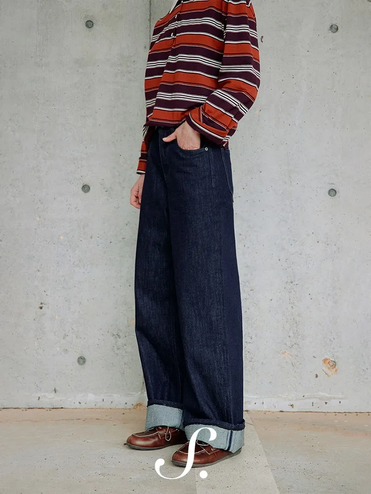 したシルエットのストレートデニムパンツ：静謐なネイビーブルーでカジュアルな日常を支える