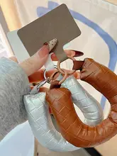 手首に優しいラグジュアリーな光沢のある合皮製スマホグリップストラップ【ハンドメイド・デザインパターン・高い機能性】
