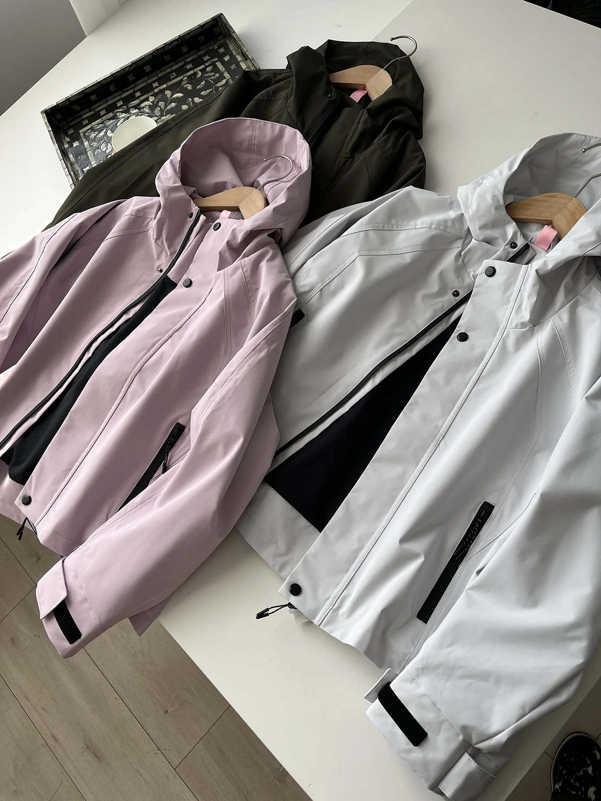アウトドア撥水ジャケット：春季女性用の運動風短丈モデルの実用性と性能解析