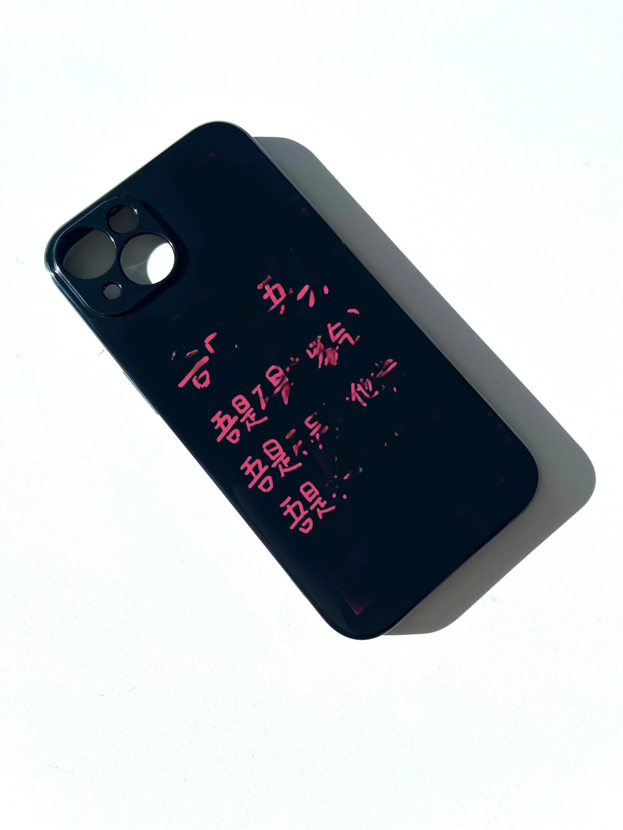 スマホフィルムとは？ツヤのある全包カバーがiPhone対応スマホに与える保護の仕組み