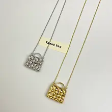高級ダイヤモンドチェックデザインのショルダーバッグ【ラグジュアリー感・ネックレス・ウエストチェーン・イヤホンケース・ニット用】