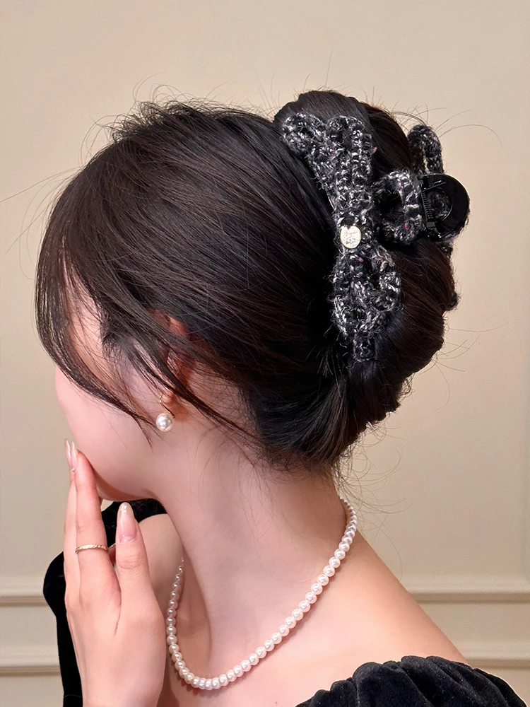 結ぶヘアアレンジをもっと美しくするには？赤い毛羽立ちの蝶結びバンスクリップがおすすめの理由
