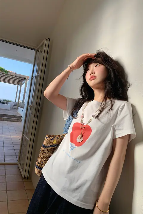 かわいいアップルプリントのホワイトTシャツ【ルーズフィット・ラウンドネック・短袖】