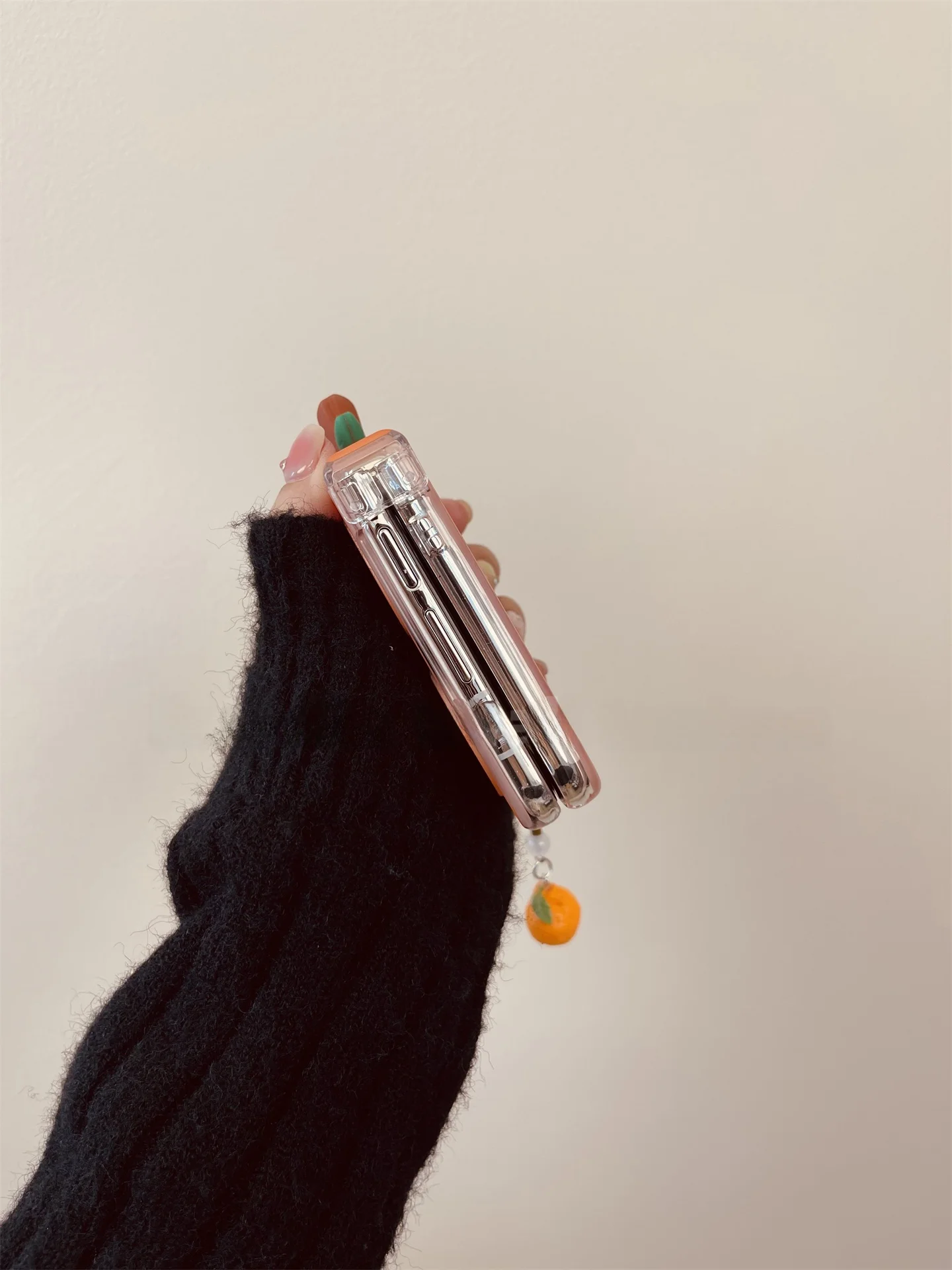 大人女性に人気の手帳型スマホケースは、どう選ぶ？
