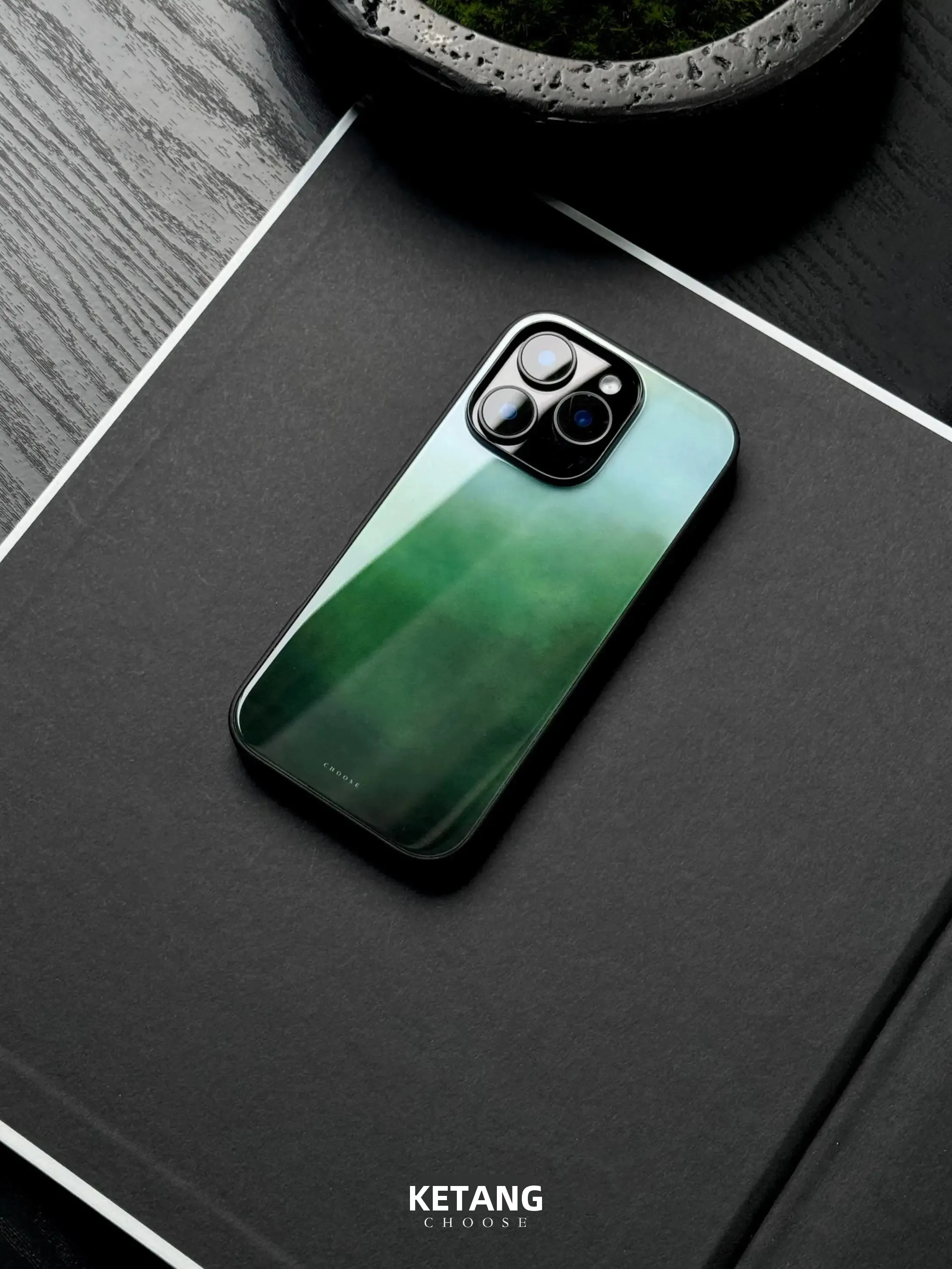 指紋がつかないスマホフィルムとベタベタしないケース、どちらを選ぶべき？