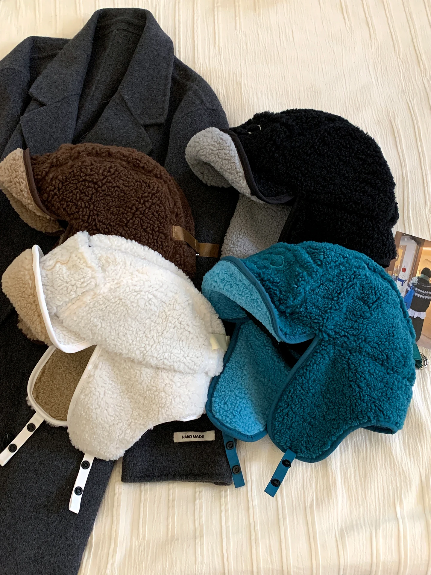 冬キャンプ 帽子 おすすめ：青色の羊毛フリース 花刺繍入り レディース防寒キャップ