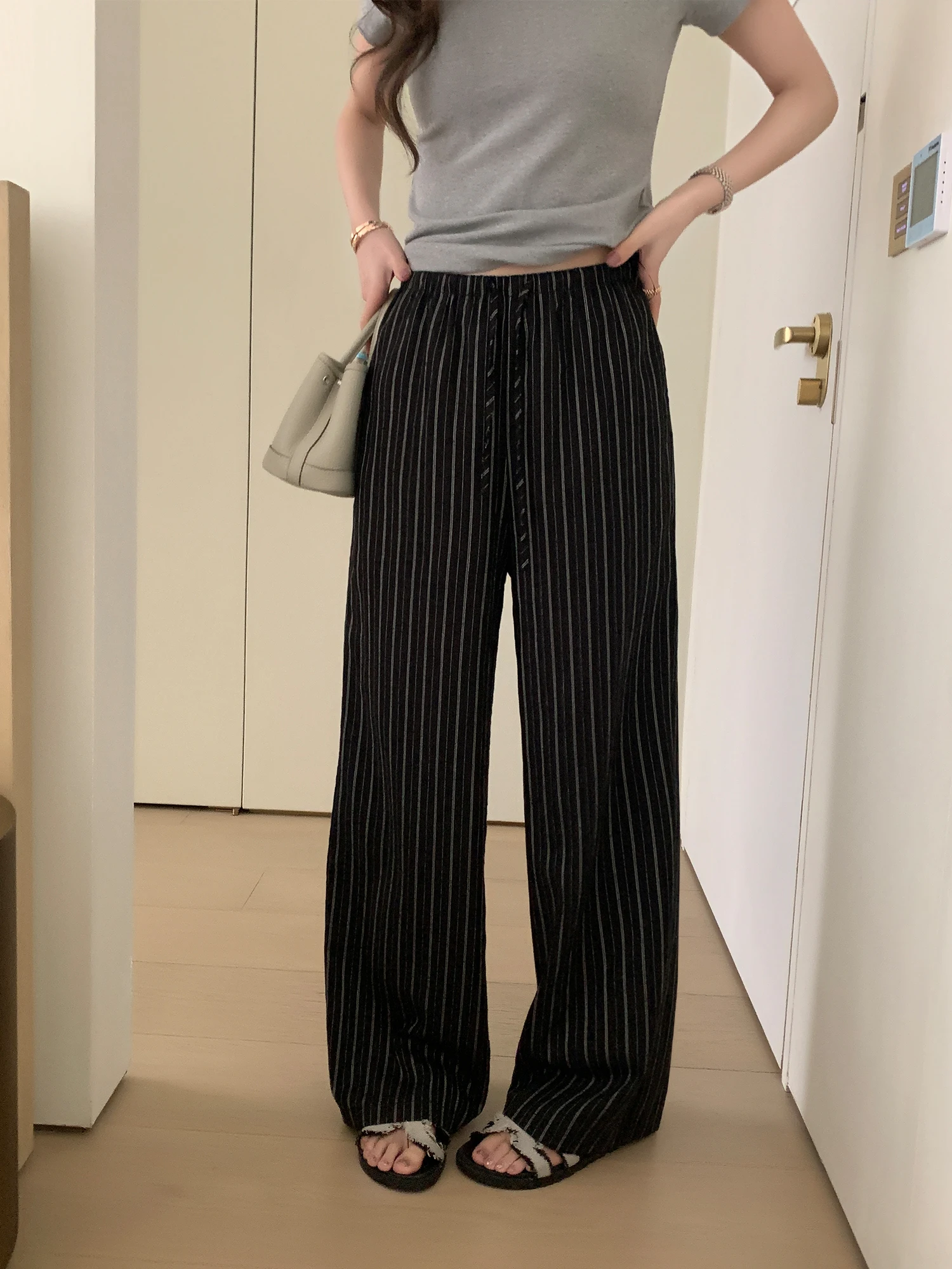ストライプワイドパンツの着こなしと素材特性：リネン混の柔らかさを実証