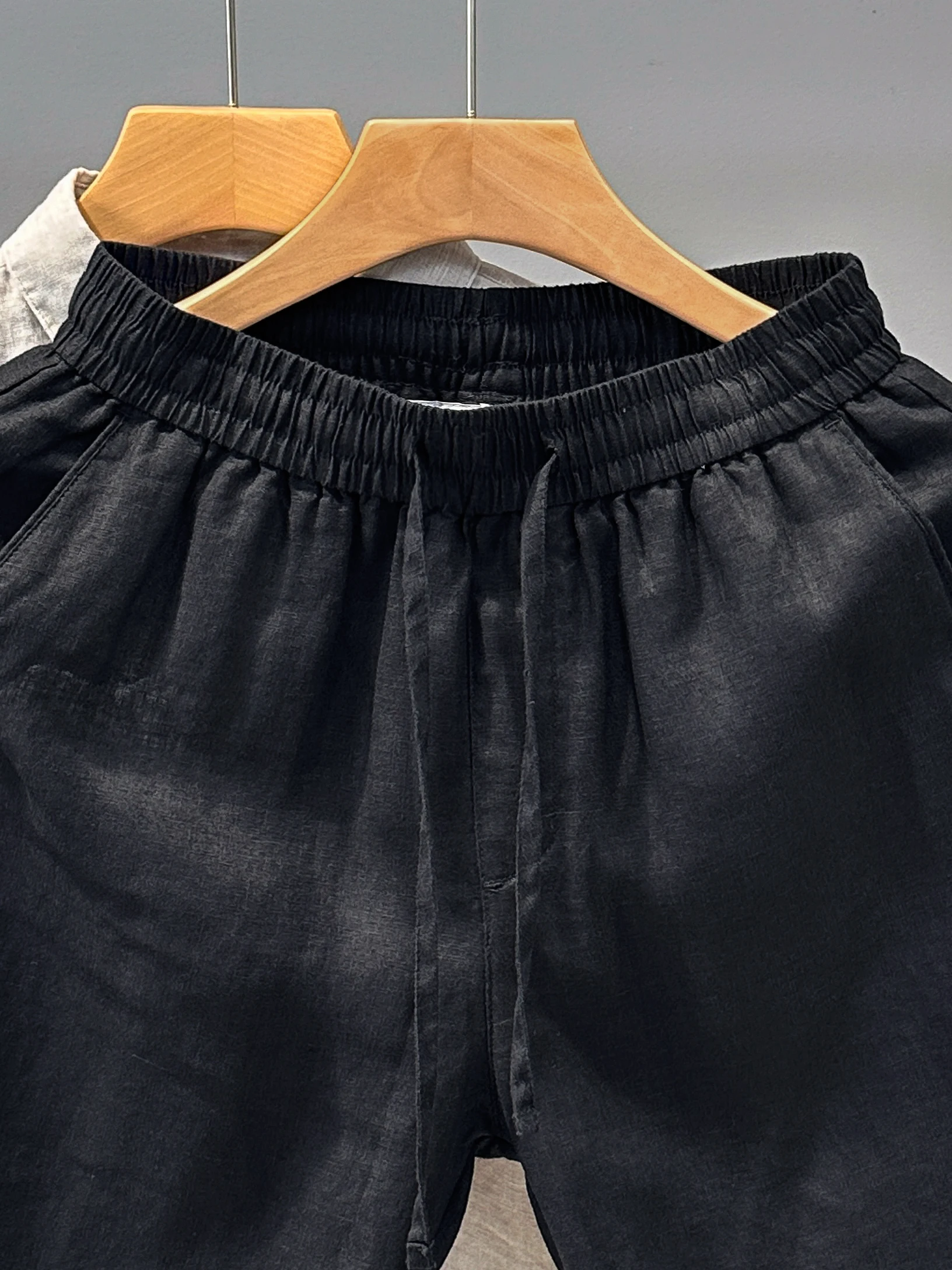 ぽっちゃりメンズ夏の服はどう選ぶ？リネンショートパンツが解決する体型悩みとは