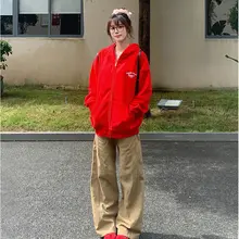 カジュアルな雰囲気の大人女子向けカーキ色ローボトムデニムパンツ【秋用・ストレート・ワイドシルエット】（セットアップ対応）