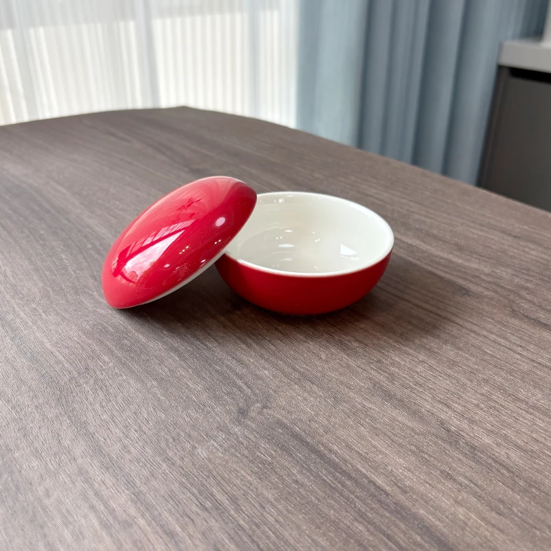 シンプルな陶器の蓋付き丸型小皿：赤色釉下彩で家庭での小物保存を実現