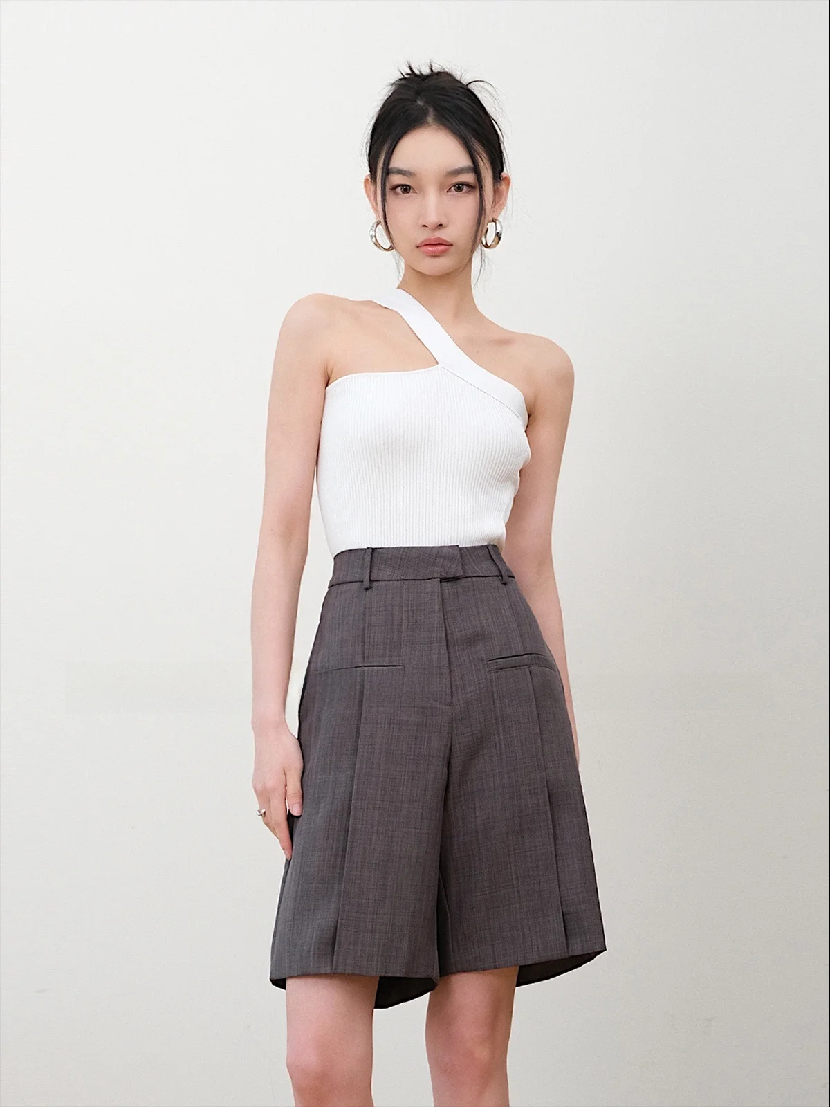 上品でセクシーなアシンメトリーデザインのニットタンクトップ：肩出しスタイルの実用性とファッション性