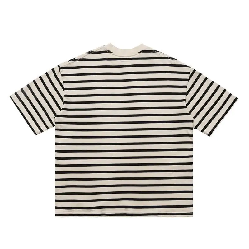 ストライプ柄の半袖Tシャツ：横から着る際のスタイリングと機能性の実証