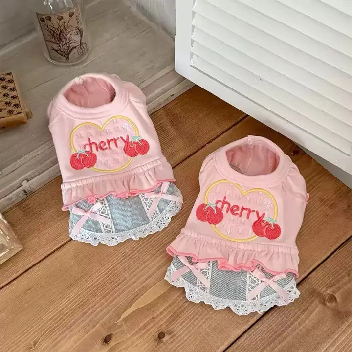春にぴったり！チェリーレースデザインのペット用衣服【デニムスカート・毛が抜けにくい・薄手】