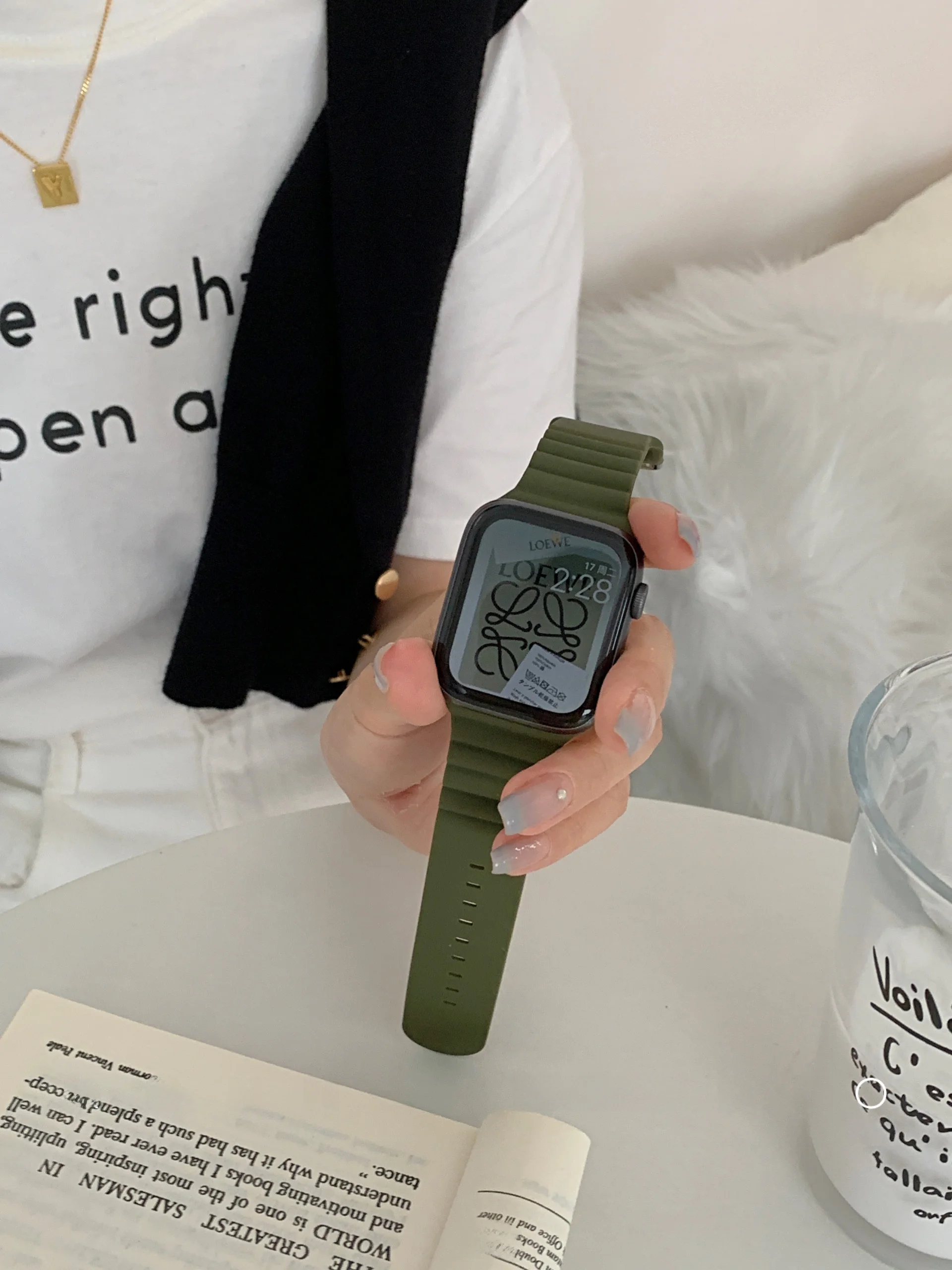 シリコンストラップウォッチはどんな人に？クリーム系のAppleウォッチバンドが選ばれる理由とは？