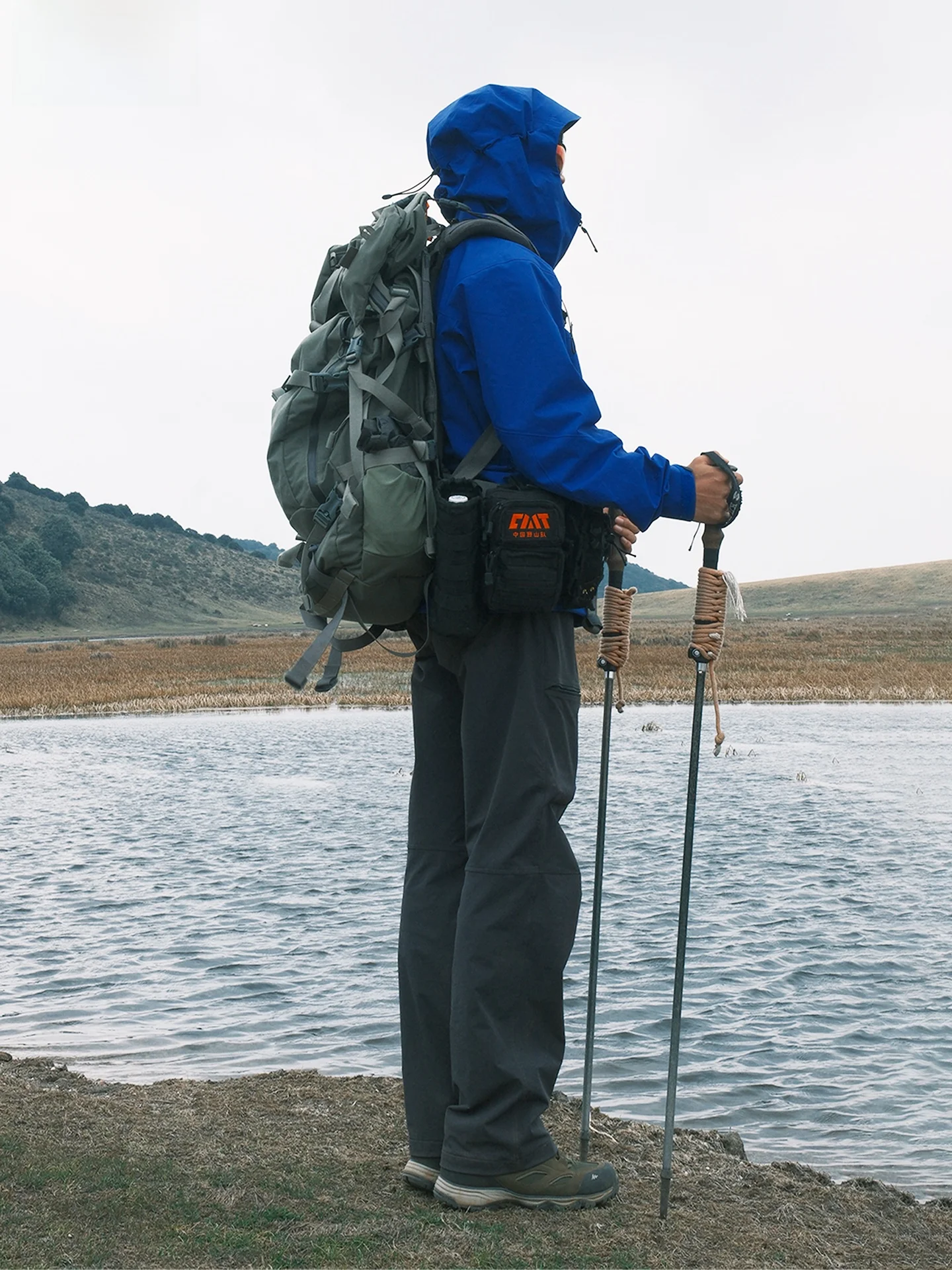 春夏用アウトドアメンズ登山用耐摩耗ソフトシェルパンツ：風防止・撥水加工で快適なハイキングを実現