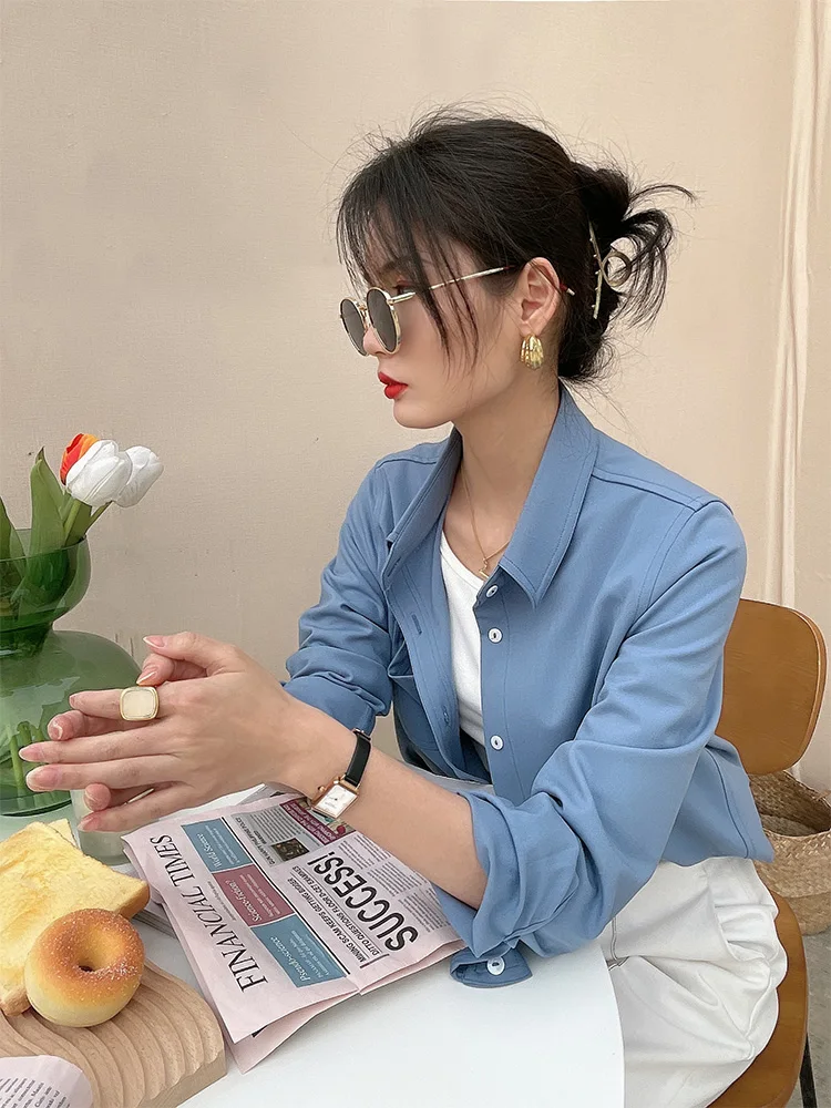 オフィスカジュアル50代女性にぴったりの春のシャツは？誕恩のブルー長袖シャツが解決する