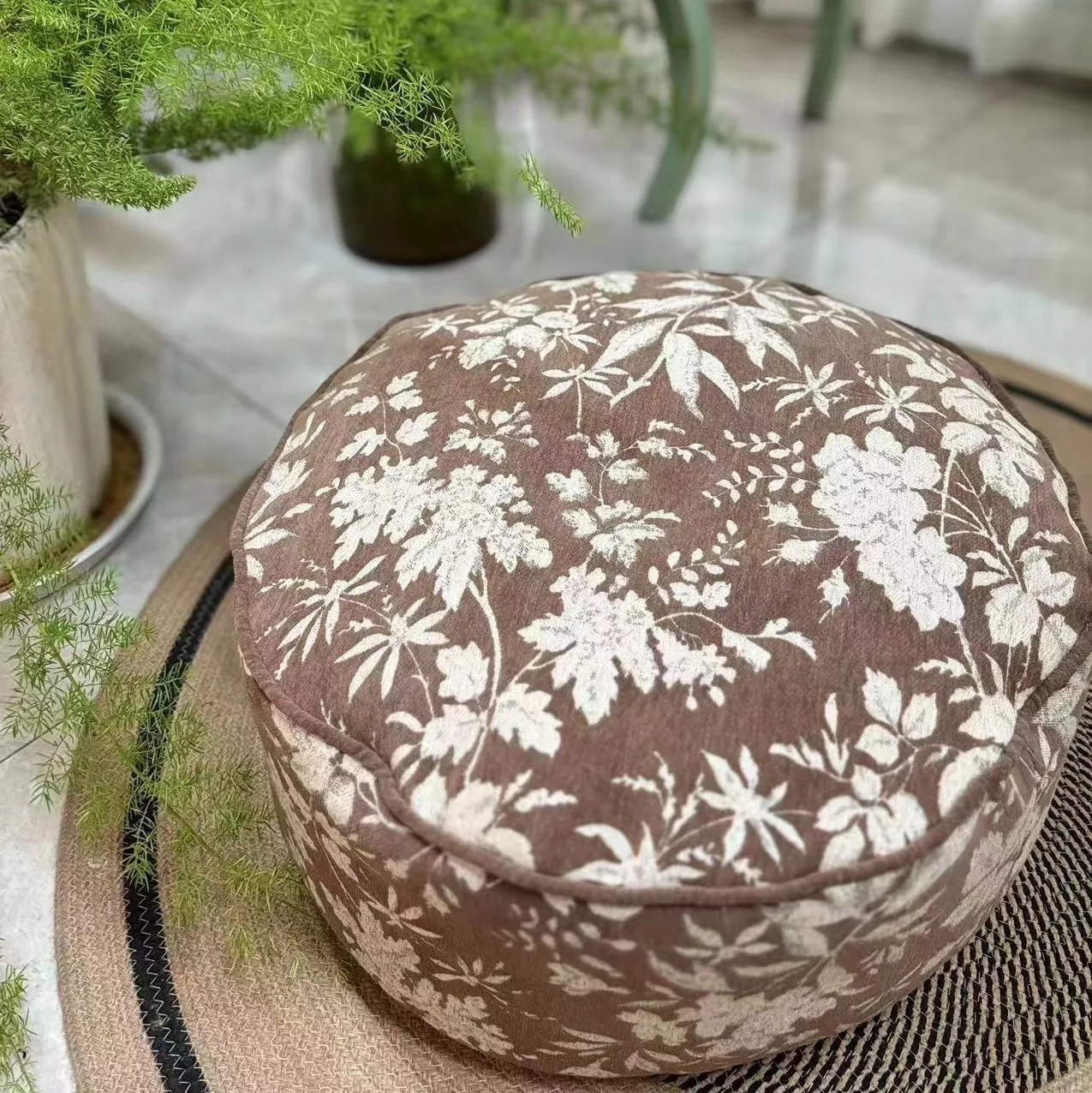 洗える丸型クッションマット：新古典風の植物柄がリビングやバルコニーに合う理由