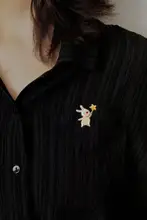 インディアシルク製 ハンド刺繍ウサギブローチ【高級感・個性的・ファッションアクセサリー】