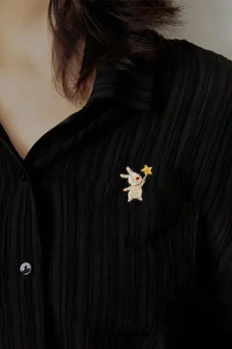 インディアシルク製 ハンド刺繍ウサギブローチ【高級感・個性的・ファッションアクセサリー】