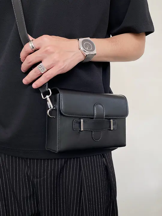 上質感漂う メンズミニショルダーバッグ【デザイン性の高いフラップ型】