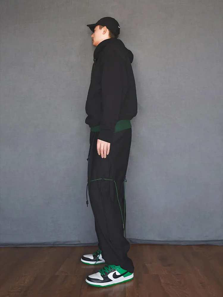 独自のデザイン感漂うストレートパンツ：10代男子のストリートファッションに最適なハーレンスタイル