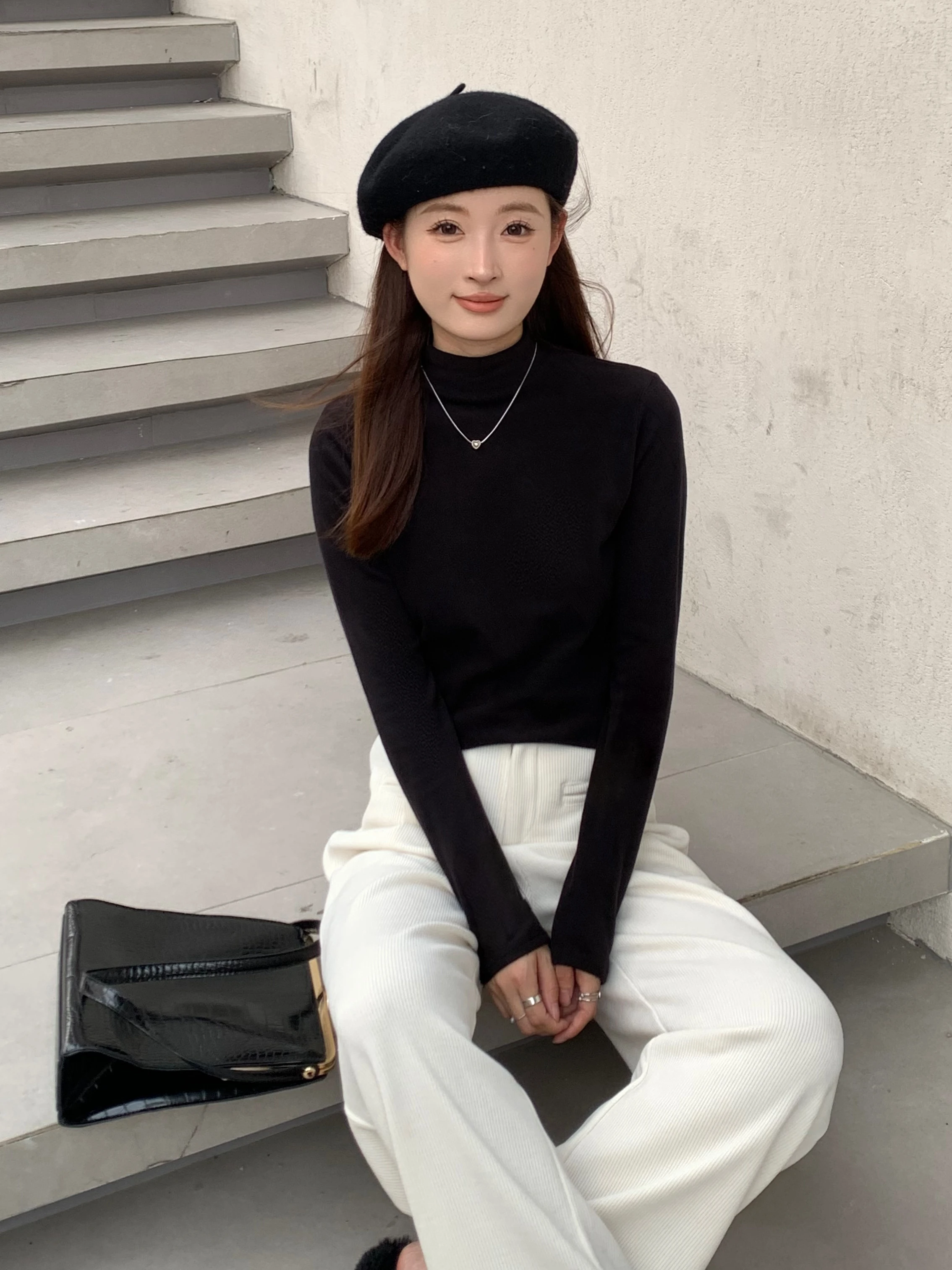 大人可愛いの本質とは？ハイネックTシャツで失敗しないスタイル作り