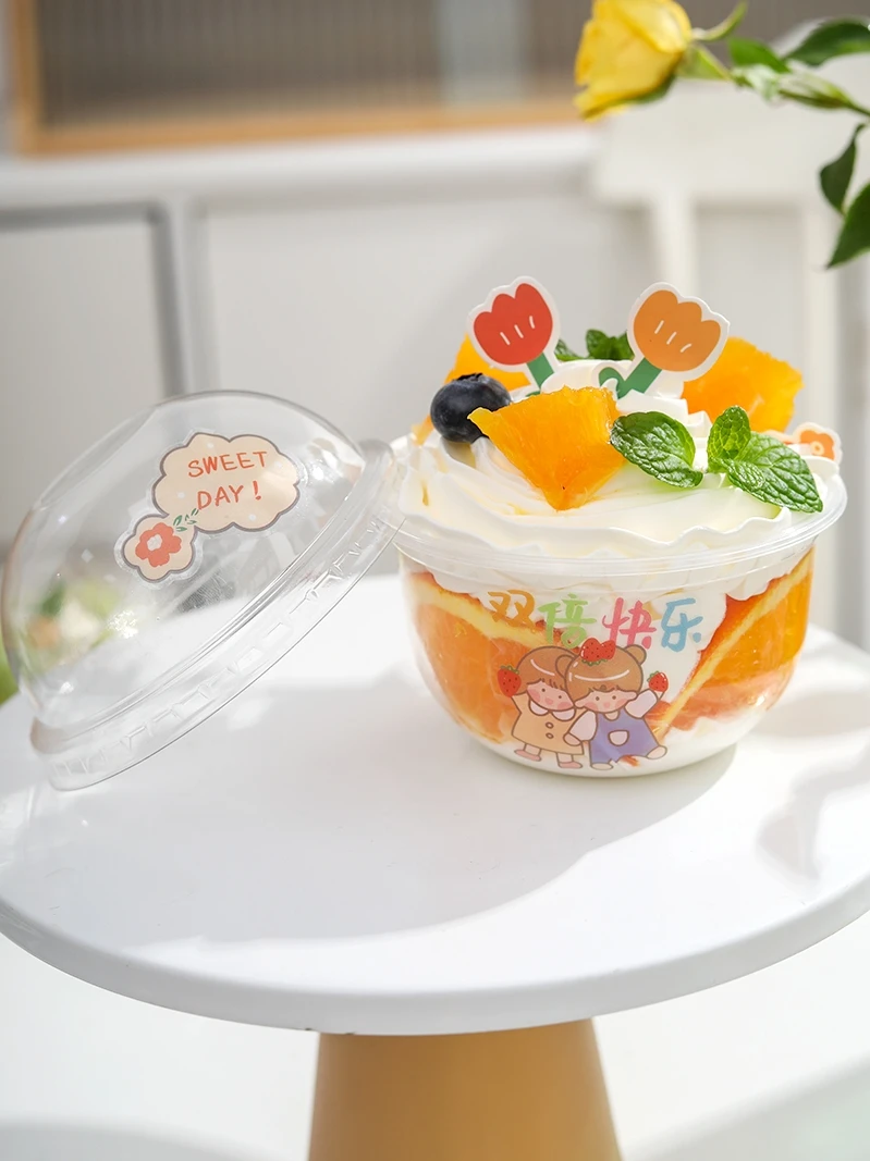 ストロベリーデザインのプラスチック製デザートカップ：95mm円形でアイスクリームやフルーツを安全に保存
