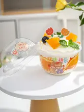 ストロベリーデザインのプラスチック製デザートカップ【95mm径・円形・アイスクリームやフルーツ用】